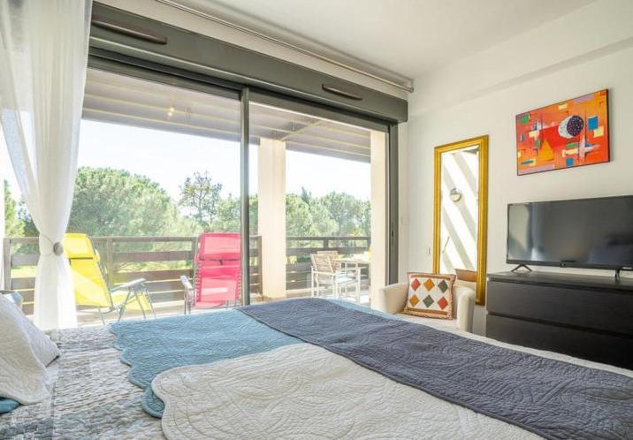 Vert Paradis - Vue Apaisante Sur Golf, Pins Parasols, 2E Etage - 80 M2 Dont Terrasse Avec Pergola, 2 Chambres, 3Et Iles, 3 Clim, Wifi - Piscine, Parking Et Park A Velos, Ascenseur - En Option Linge, Menage - Pistes Cyclables, Mer A Proximite Сен-Киприен Екстериор снимка